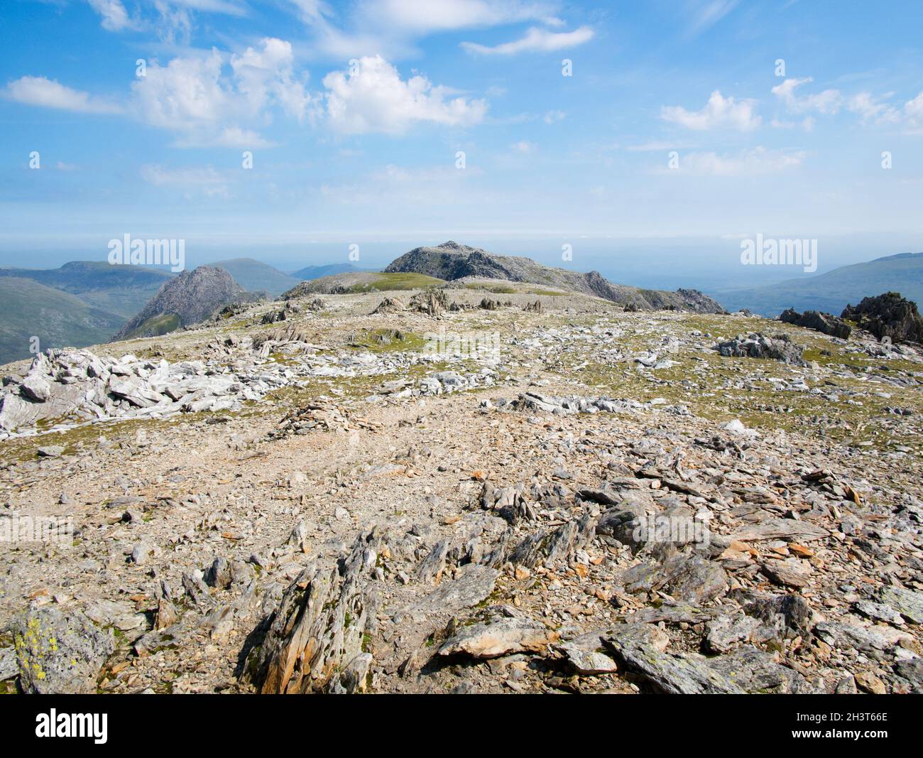L'altopiano roccioso della cima di Y Glyderau montagne in Snowdonia, che mostra la cima di Glyder Fach vista dal vicino Glyder Fawr Foto Stock