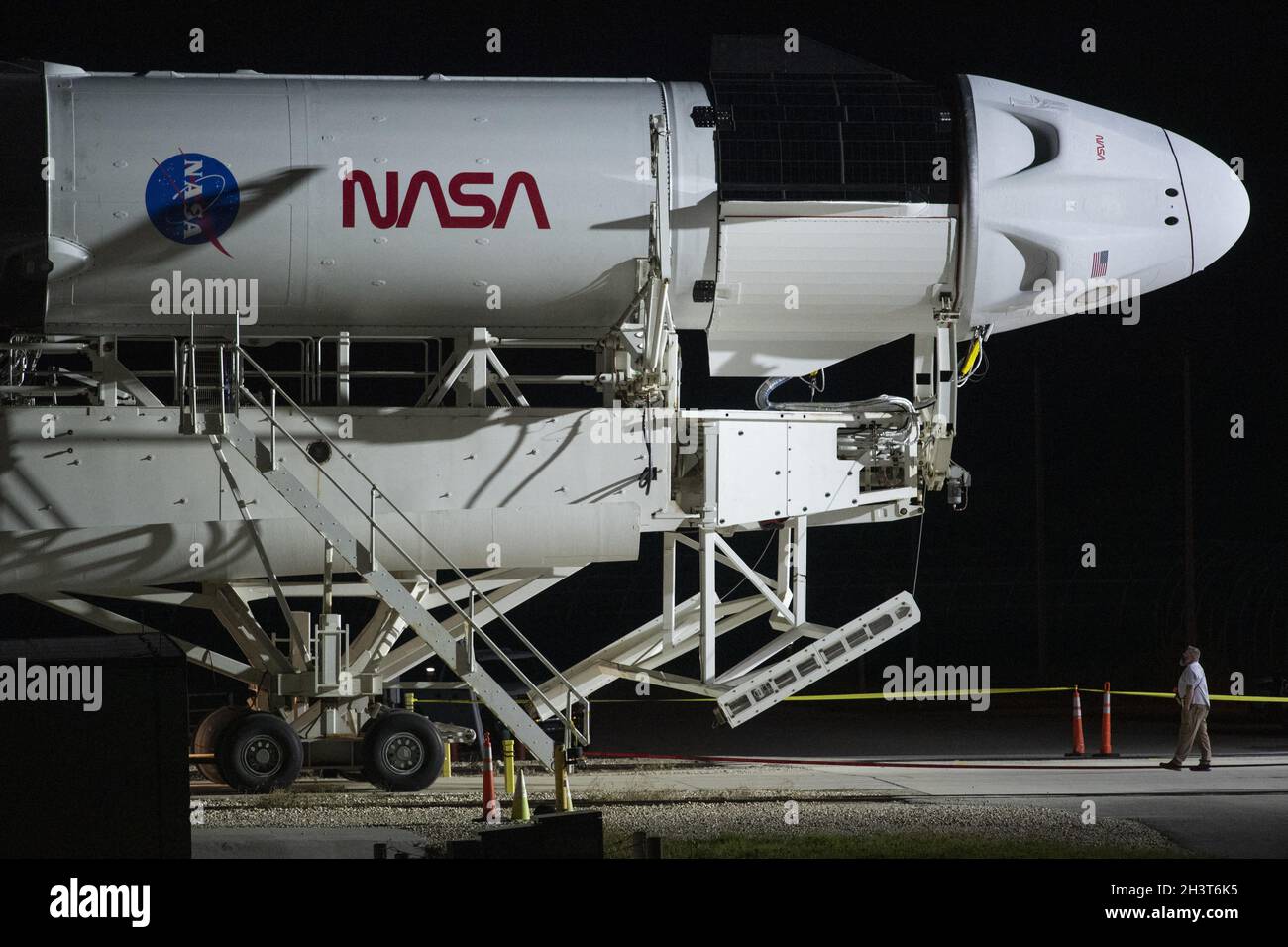 Capo Canaveral, Stati Uniti. 30 Ott 2021. Un razzo SpaceX Falcon 9 con la navicella spaziale Crew Dragon a bordo dell'azienda è visto come viene lanciato sul trampolino di lancio al Launch Complex 39A, mentre i preparativi per la missione Crew-3, mercoledì 27 ottobre 2021, presso il NASAâs Kennedy Space Center in Florida. La missione di NASAâs SpaceX Crew-3 è la terza missione di rotazione dell'equipaggio della navicella spaziale SpaceX Crew Dragon e del razzo Falcon 9 verso la Stazione spaziale Internazionale come parte del programma agencyâs Commercial Crew. Gli astronauti della NASA Raja Chari, Tom Marshburn, Kayla Barron e ESA (Agenzia spaziale europea) AS Foto Stock