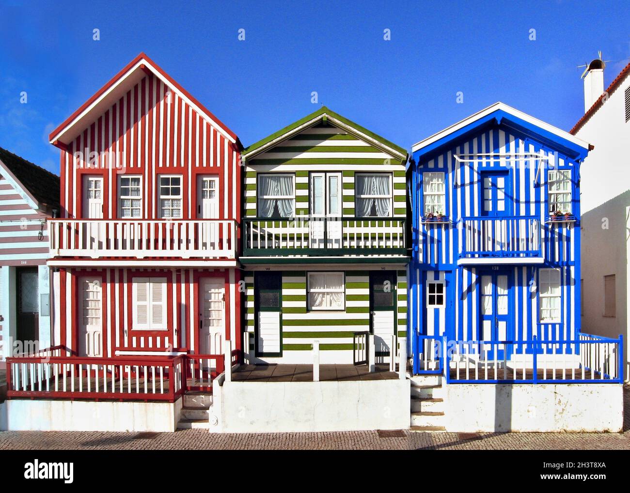 Case a strisce colorate in Costa Nova, Aveiro - Portogallo Foto Stock