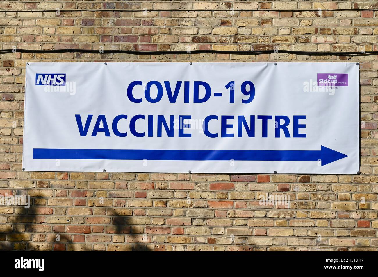 COVID-19 Vaccine Center Sign, Sidcup, Kent. REGNO UNITO Foto Stock