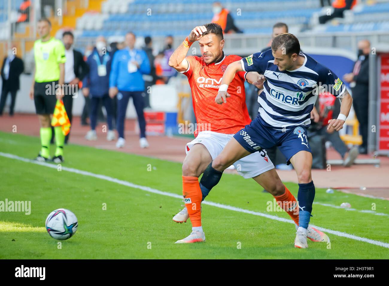 Istanbul, Turchia. 30 Ott 2021. ISTANBUL, TURCHIA - OTTOBRE 30: Oussama Haddadi di Yeni Malatyaspor e Yusuf Erdogan di Kasimpasa SK battaglia per il possesso durante la partita turca Super Lig tra Kasimpasa SK e Yeni Malatyaspor allo stadio Recep Tayyip Erdogan il 30 Ottobre 2021 a Istanbul, Turchia (Foto di Orange Pictures) credito: Orange Pics BV/Alamy Live News Foto Stock