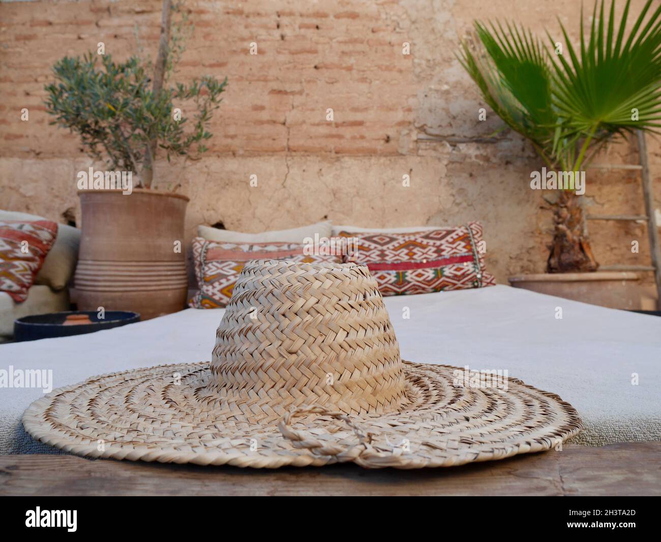 Area salotto con sedie a sdraio su una terrazza panoramica a Marrakech, Marocco. Foto Stock