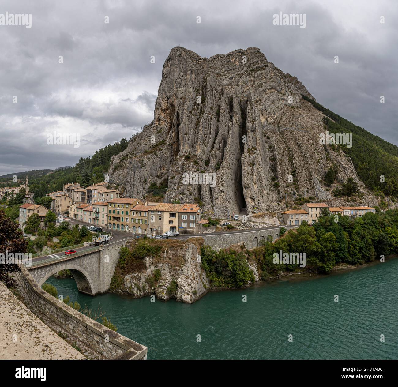 Cloudy gay at Sisteron si trova nel dipartimento delle Alpi dell'alta Provenza nella Côte regione Provenza-Alpi-Costa Azzurra, nel sud-est della Francia. Foto Stock