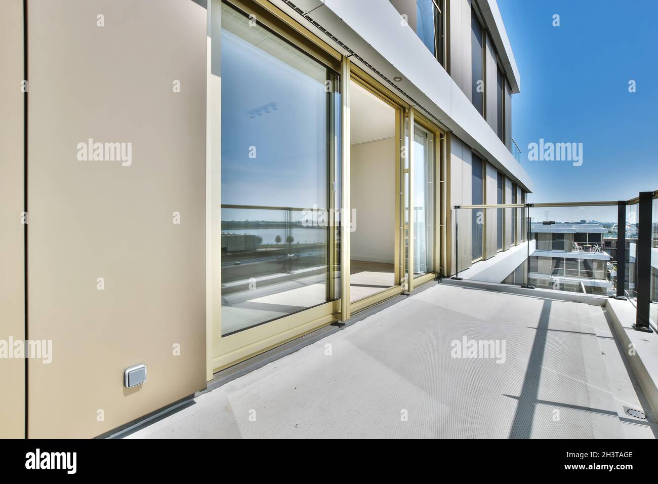 Design di un bellissimo balcone con ringhiere di vetro Foto Stock