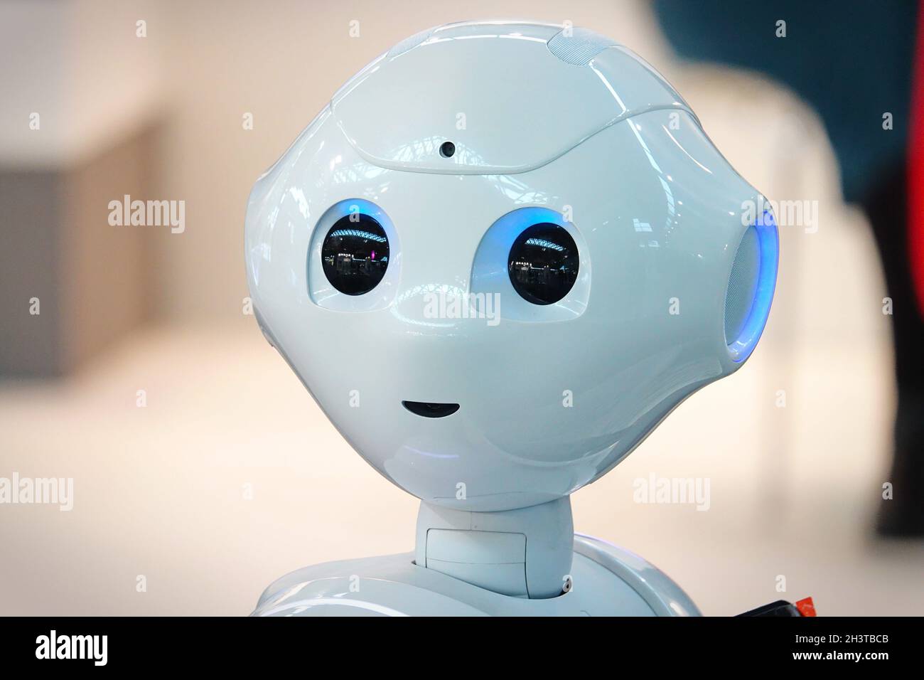 Assistente robot 'pepper' con schermata informativa in servizio per fornire informazioni. Milano, Italia - Ottobre 2021 Foto Stock