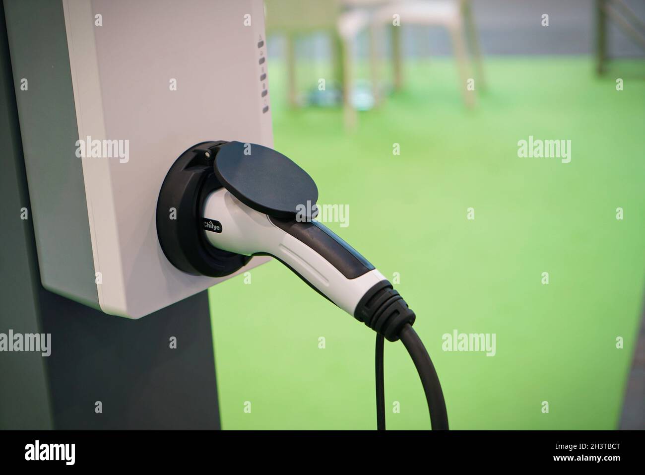 Cavo di alimentazione pompa spina in carica per auto elettriche veicolo EV con tecnologia moderna UI display di controllo informazioni, stazione di rifornimento auto connettore Foto Stock