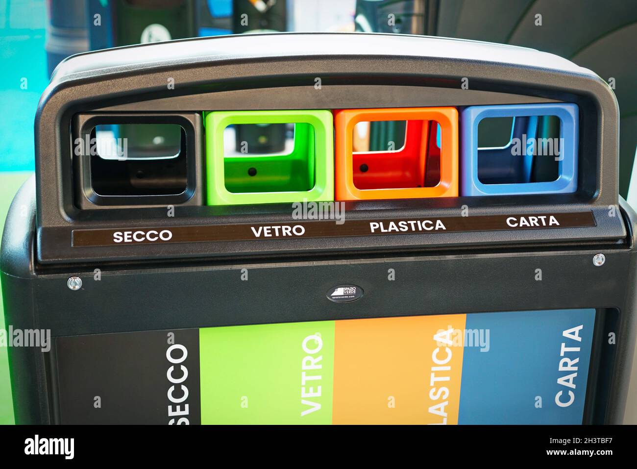 Fila di contenitori per la raccolta differenziata dei rifiuti. Milano, Italia - Ottobre 2021 Foto Stock