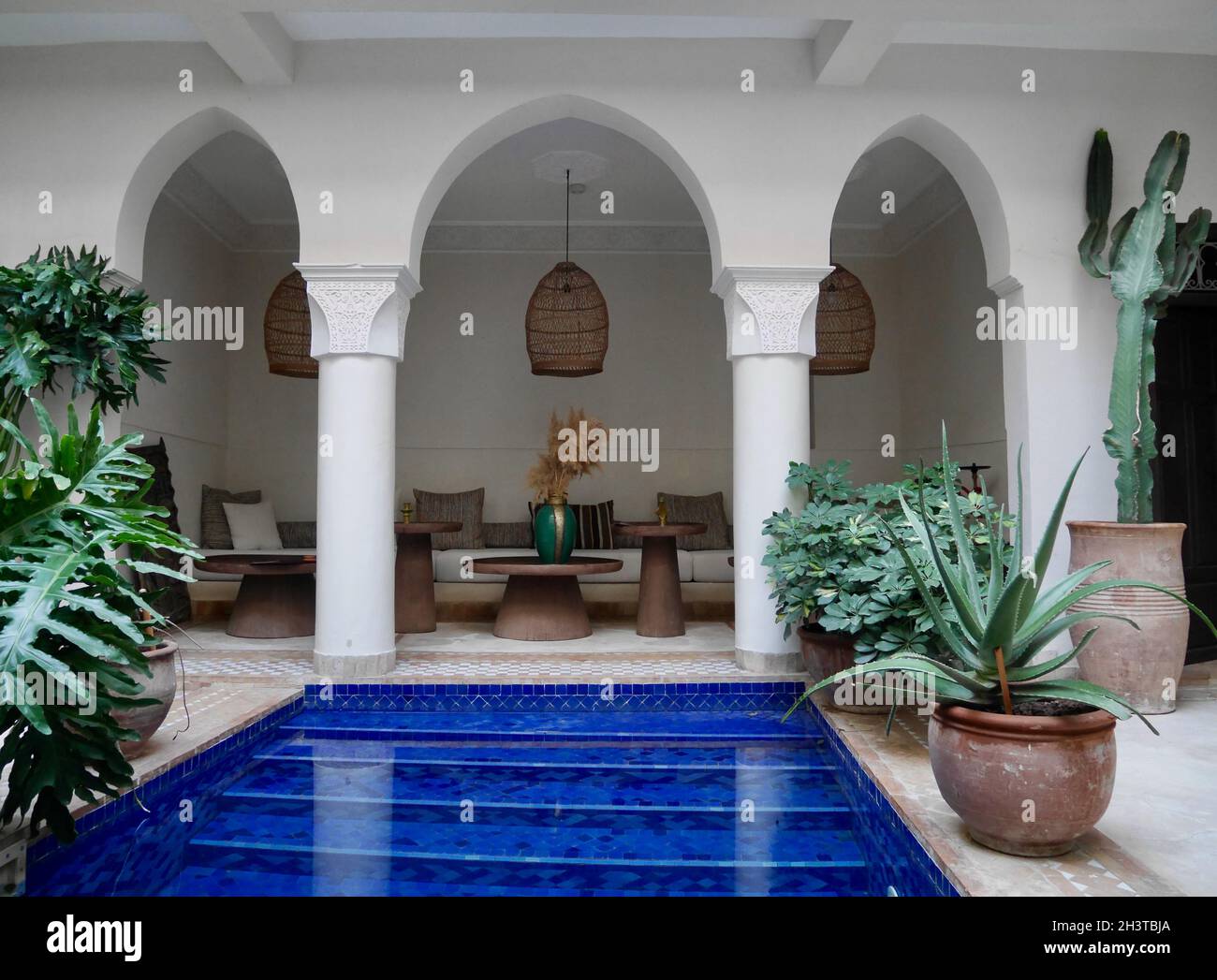 Marrakech, Marocco, 24.10.2021. Cortile con piscina e area lounge in un riad tradizionale. Foto Stock