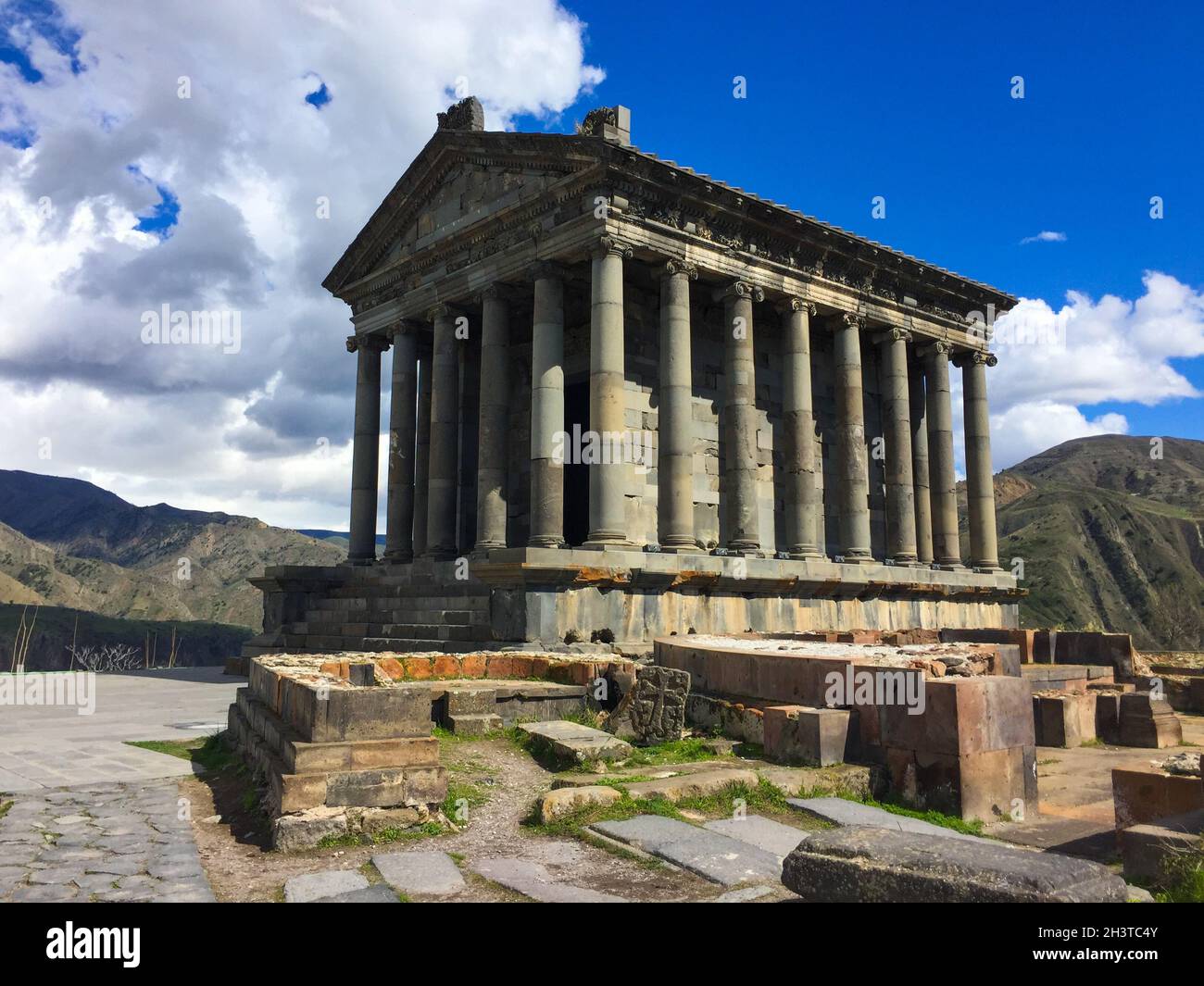 Splendida vista sul tempio di Garni e sulle verdi montagne in primavera. Armenia Foto Stock