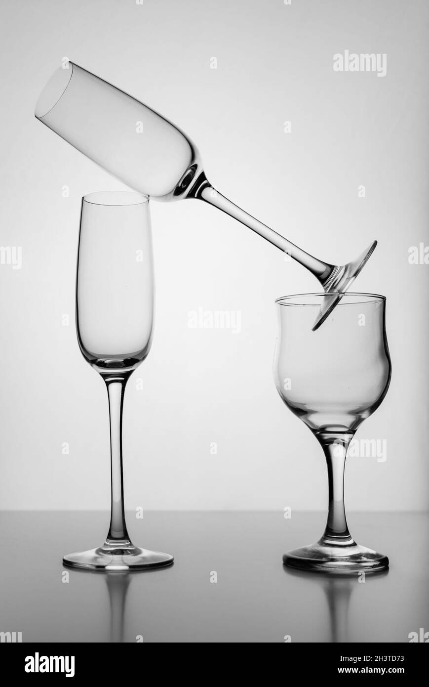 Una fragola cadde in un bicchiere di acqua.drink con frutta spruzzata su bianco Foto Stock