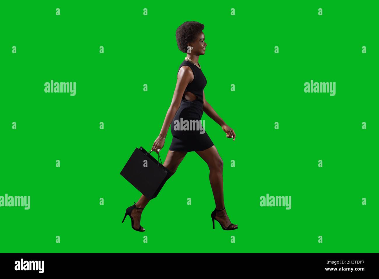 African american donna piena altezza contiene borse shopping nero. Vendita e sconti sul mercato e Black Friday Concept. Foto Stock