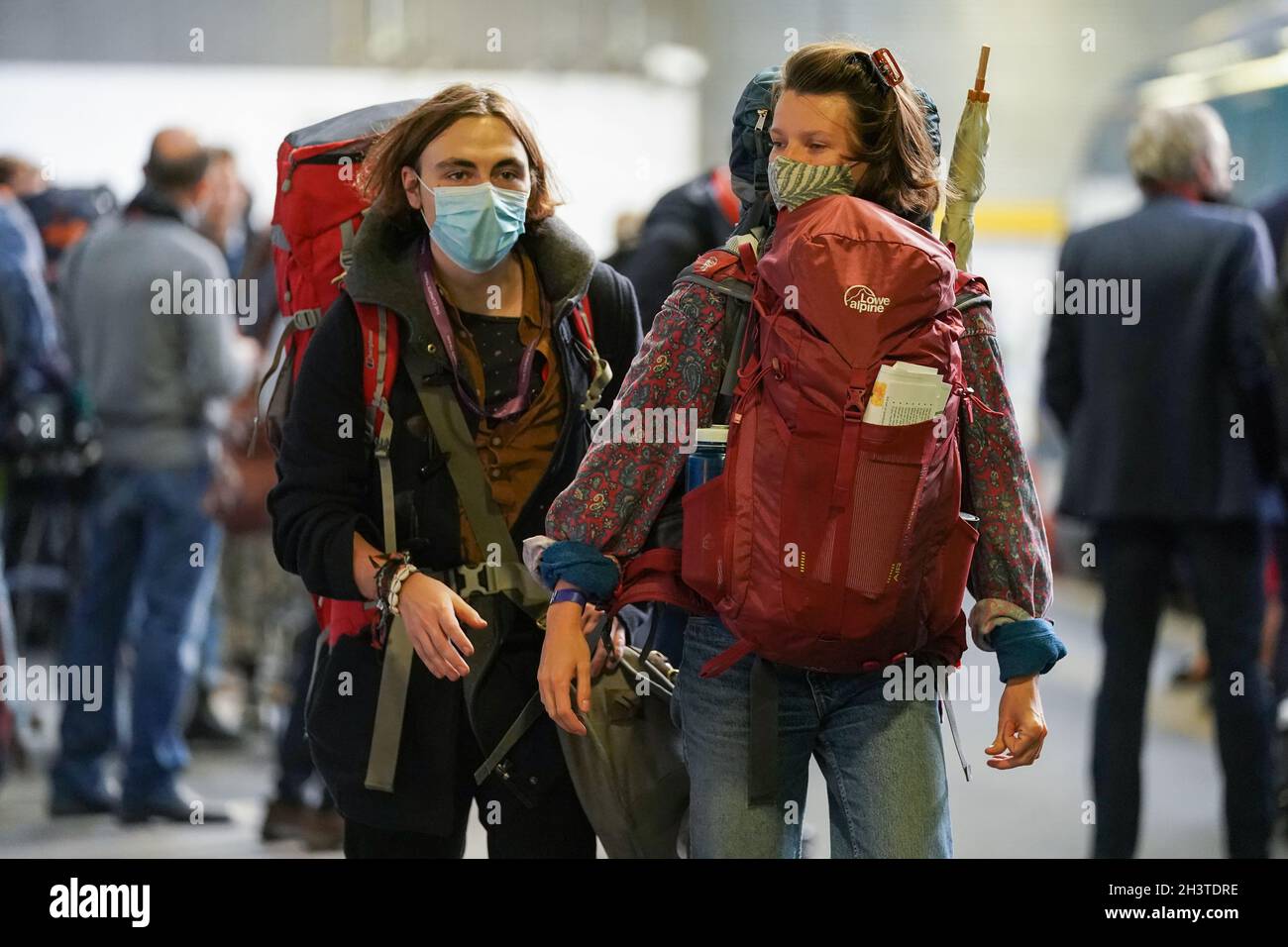 I passeggeri che partecipano alla COP26 salgono a bordo del servizio 13:22 Avanti West Coast da London Euston a Glasgow Central, che hanno collaborato con Eurostar per trasportare i delegati provenienti da Amsterdam e Bruxelles per unirsi al servizio Euston. Data foto: Sabato 30 ottobre 2021. Foto Stock