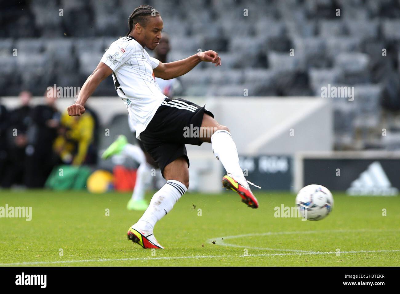 LONDRA, REGNO UNITO. 30 OTTOBRE Bobby Decordova-Reid di Fulham spara durante la partita Sky Bet Championship tra Fulham e West Bromwich Albion a Craven Cottage, Londra sabato 30 ottobre 2021. (Credit: Tom West | MI News) Credit: MI News & Sport /Alamy Live News Foto Stock