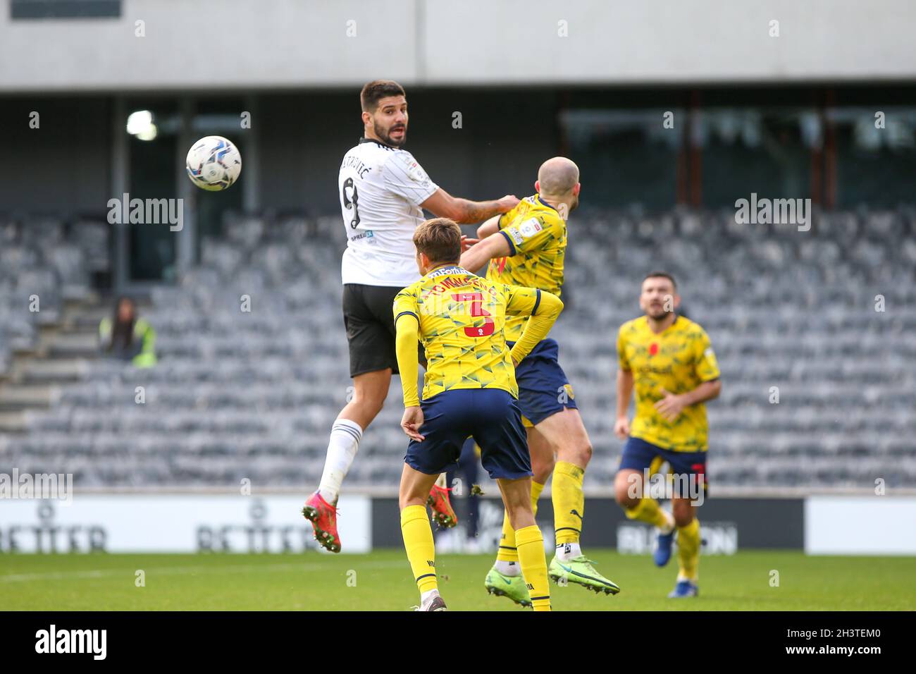 LONDRA, REGNO UNITO. IL 30 OTTOBRE Aleksander Mitrovic di Fulham non riesce a farsi la testa a una croce in arrivo durante la partita del Campionato Sky Bet tra Fulham e West Bromwich Albion a Craven Cottage, Londra sabato 30 ottobre 2021. (Credit: Tom West | MI News) Credit: MI News & Sport /Alamy Live News Foto Stock