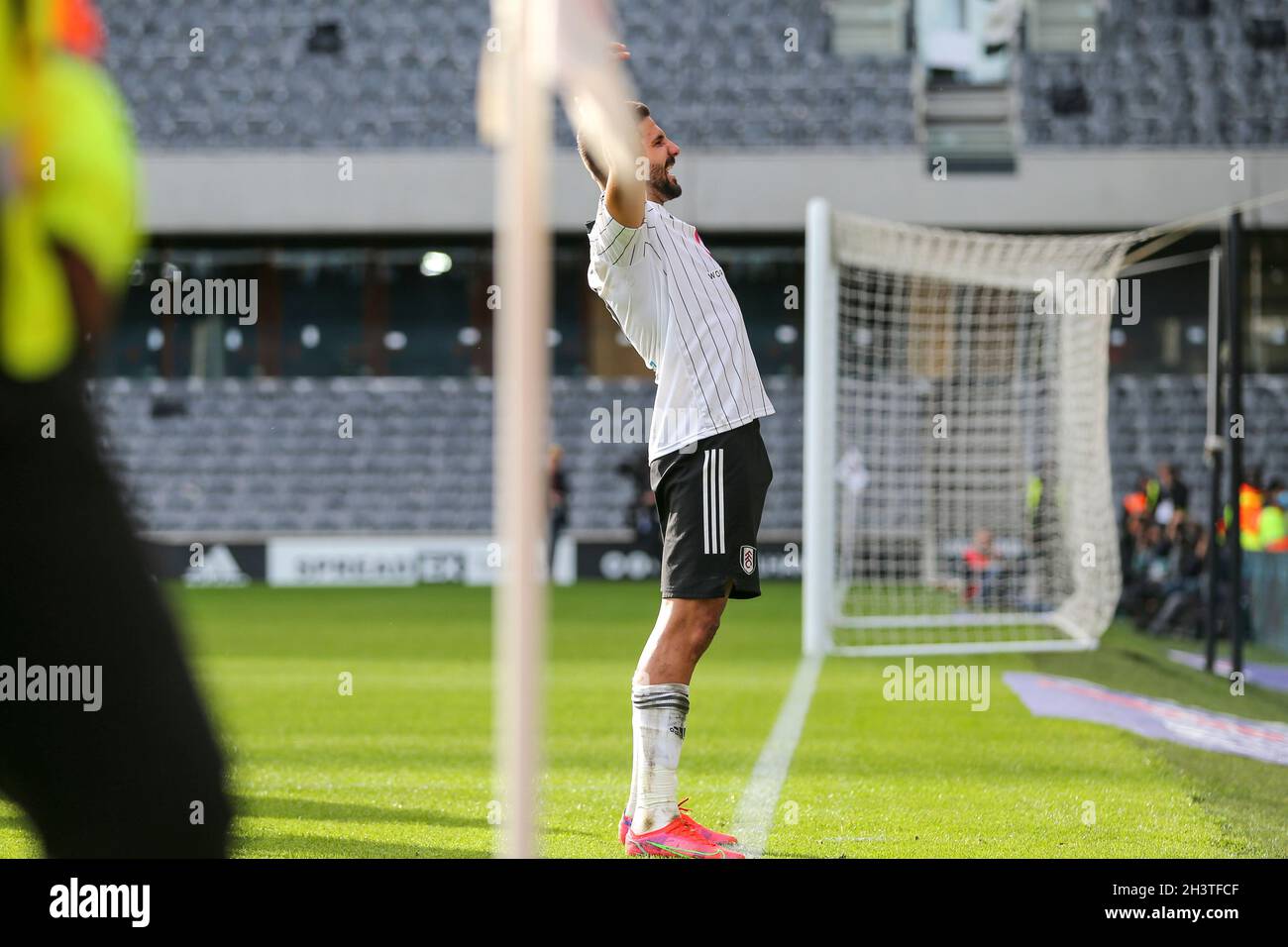 LONDRA, REGNO UNITO. IL 30 OTTOBRE Aleksander Mitrovic di Fulham celebra il suo obiettivo durante la partita Sky Bet Championship tra Fulham e West Bromwich Albion a Craven Cottage, Londra sabato 30 ottobre 2021. (Credit: Tom West | MI News) Credit: MI News & Sport /Alamy Live News Foto Stock