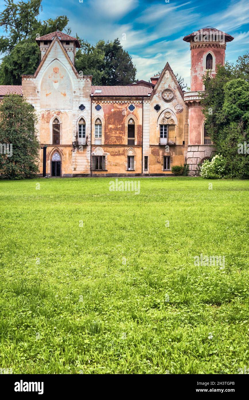 Castello di Miradolo, design gotico pieno di mistero, con luce del tramonto. Foto Stock