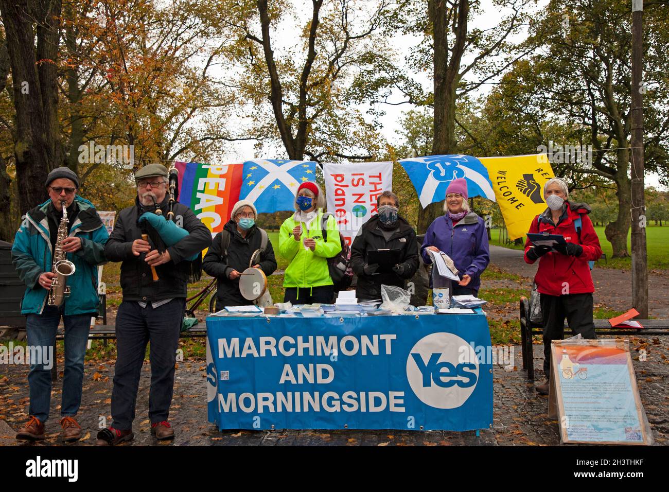 Middle Meadow Walk, The Meadows, Edimburgo, Scozia, Regno Unito 30 ottobre 2021. Marchmont e Morningside YES Group incoraggiano le persone a firmare petizioni per chiedere l'indipendenza scozzese, Credit: Newsandmore/Alamy Live News. Foto Stock