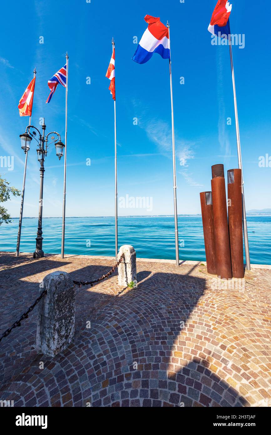 Marina del piccolo borgo di Lazise, località turistica sulla costa del Lago di Garda, provincia di Verona, Italia, Europa. All'orizzonte Lombardia. Foto Stock