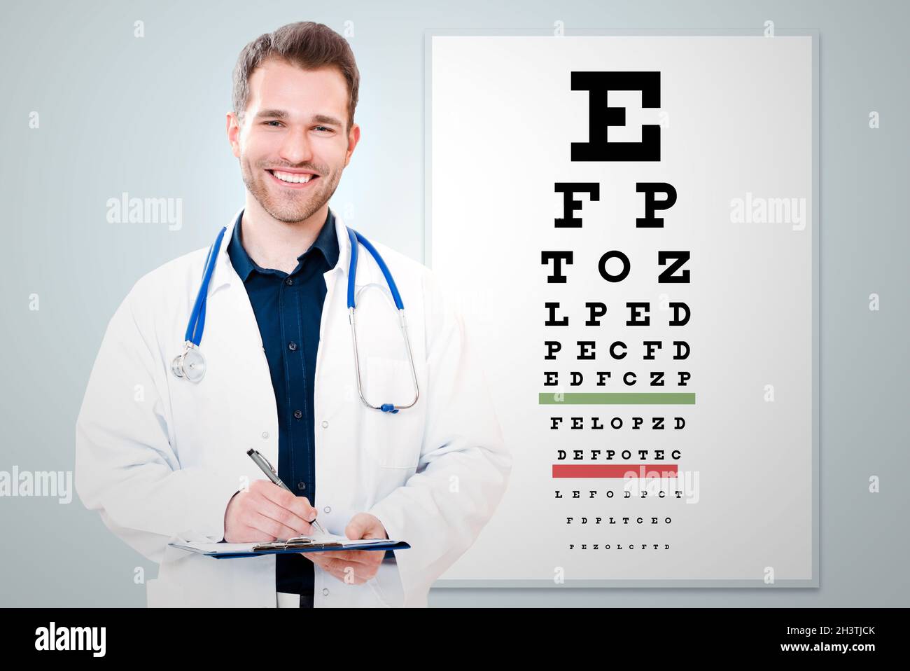 Medico oculare, oculista in clinica. Snellen grafico in background Foto Stock
