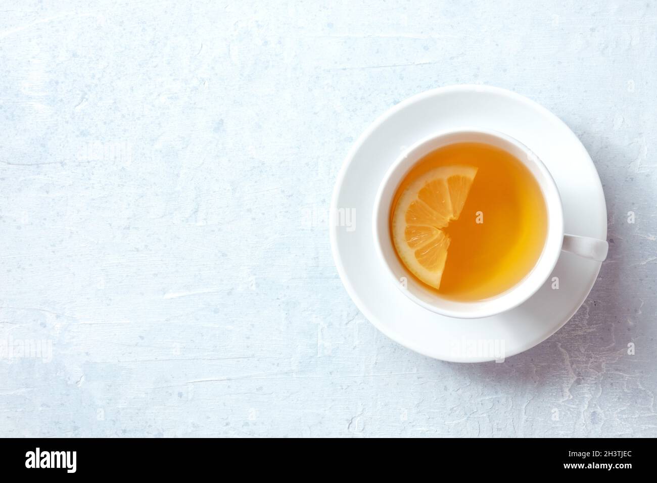 Tè con limone, una semplice infusione. Bevanda calda agli agrumi sana, sparata dall'alto Foto Stock