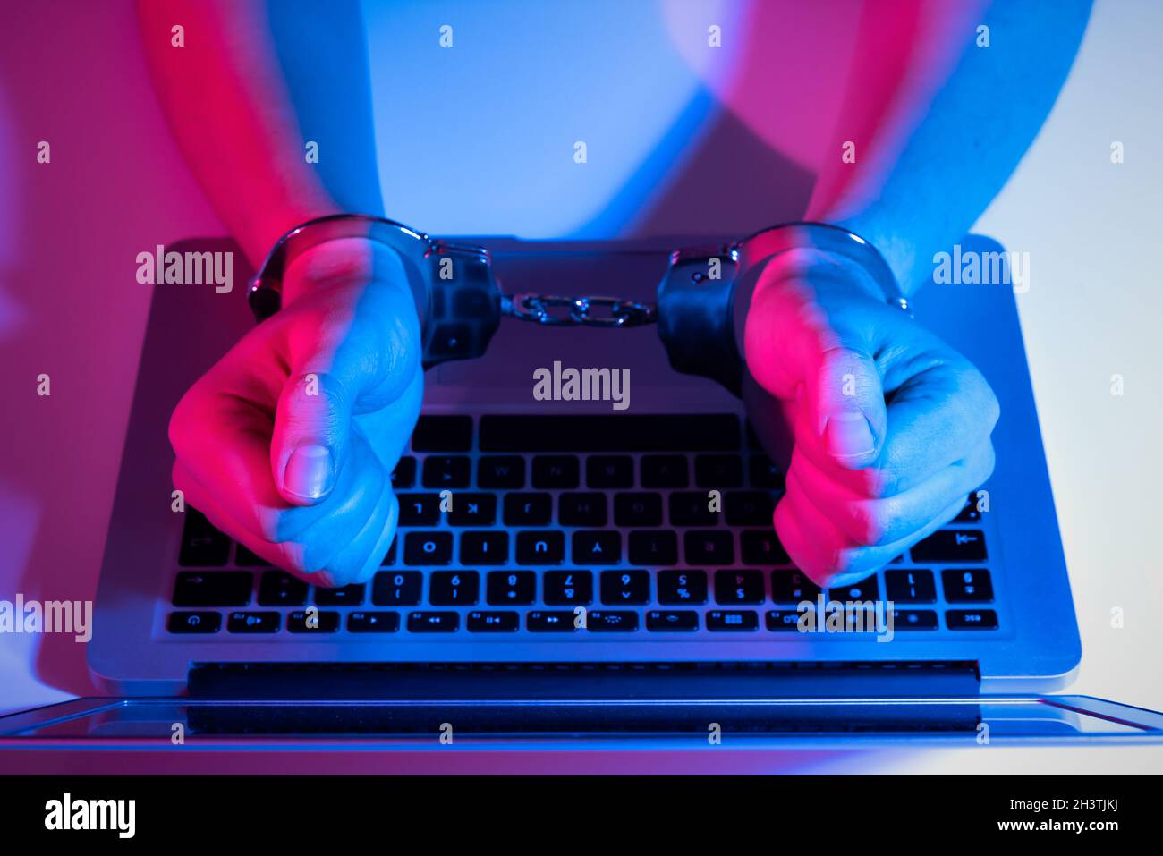Cyber concetto di crimine con uomo in manette. Attacco di phishing, malware Foto Stock