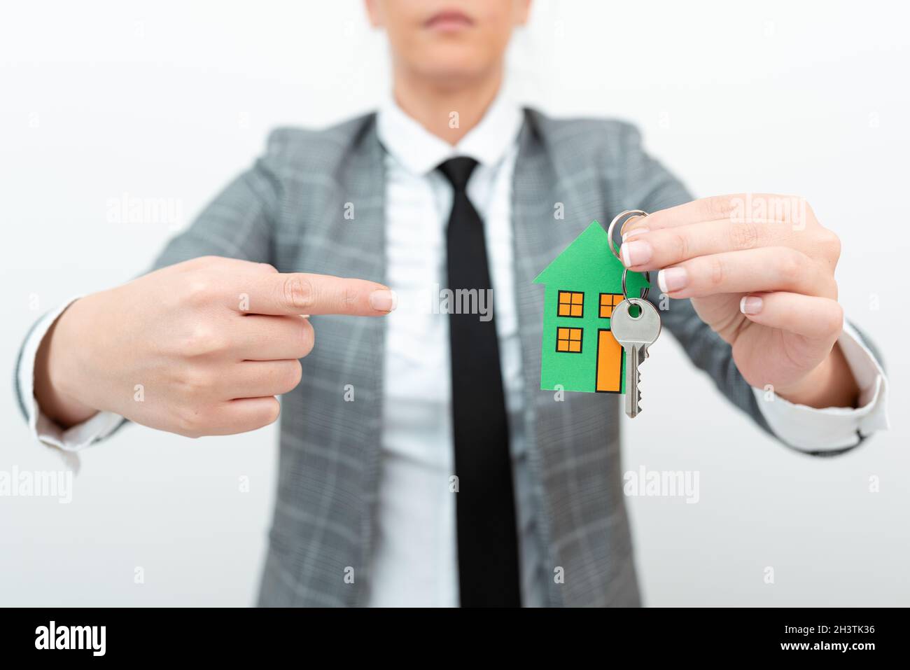 Pianificazione di nuove idee domestiche in movimento, creazione di piani futuro familiare, costi di espansione domestica, spese di sviluppo di alloggi, dando terreno OW Foto Stock