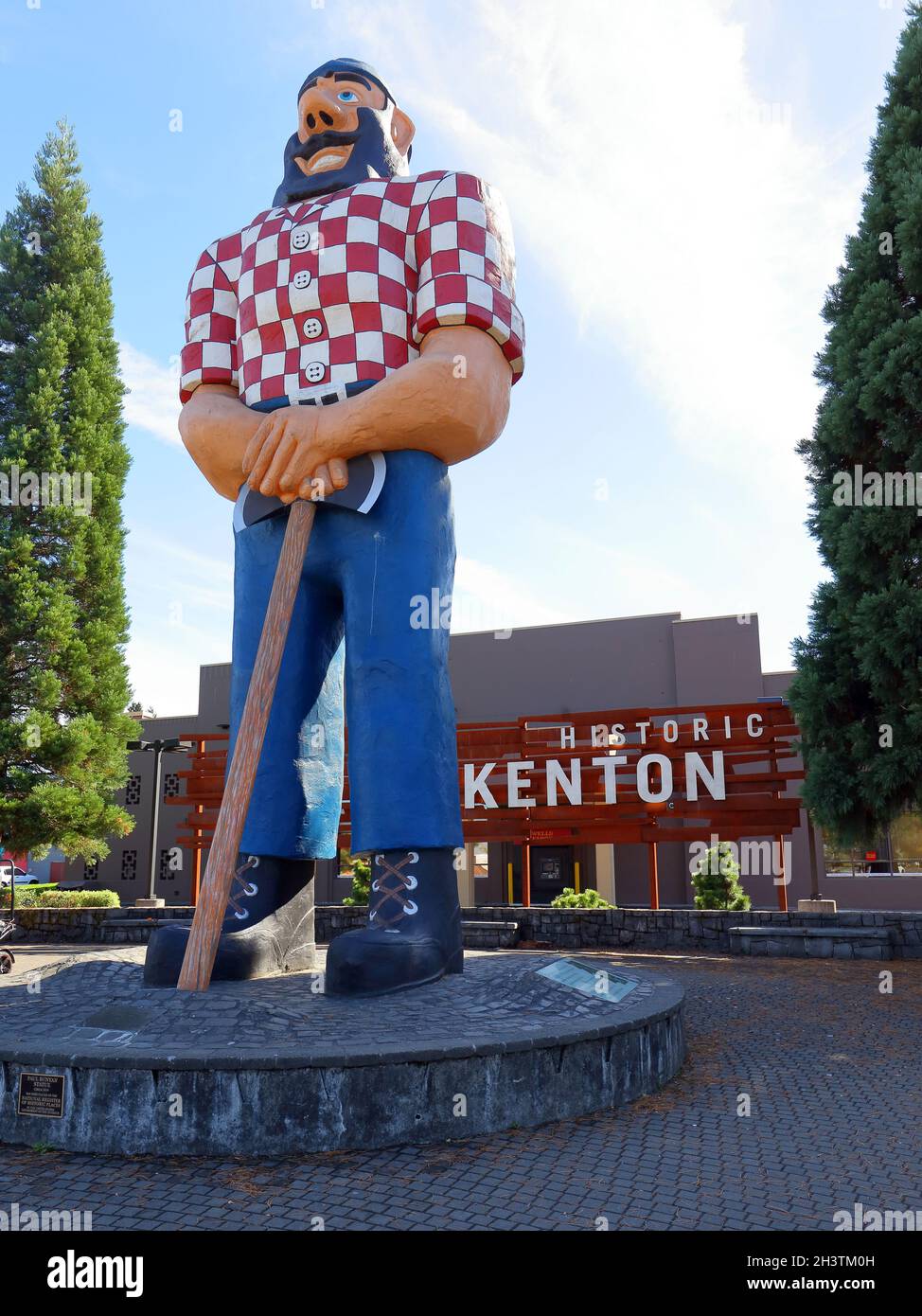 La statua di Paul Bunyon, e Kenton storico segno a Portland, Oregon. Una statua situata nel quartiere Kenton costruito per celebrare l'Oregon ... Foto Stock