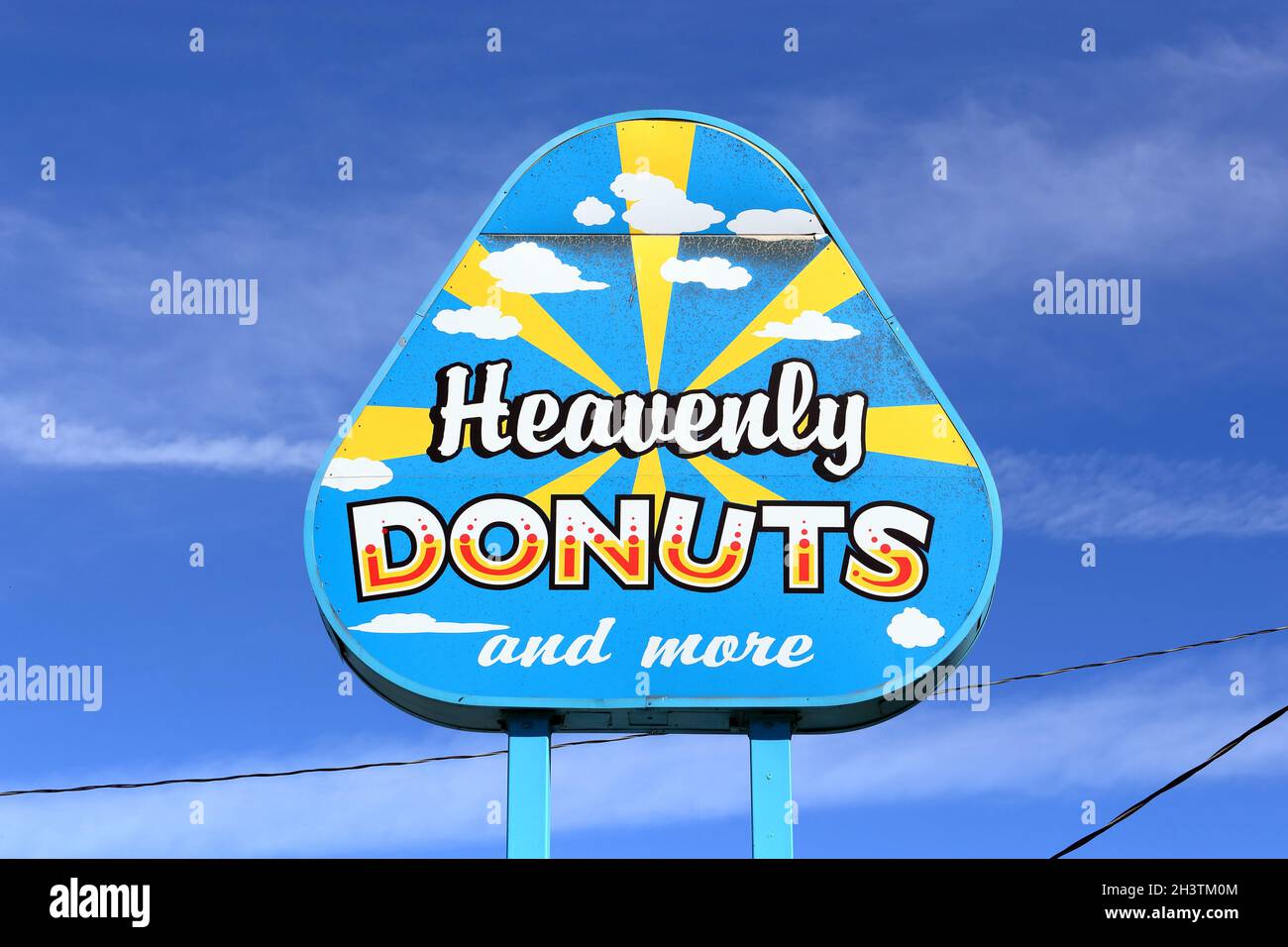 Heavenly Donuts, 1915 N Lombard St, Portland, Oregon. Segnaletica di un negozio di ciambelle a Kenton contro un cielo soleggiato. Foto Stock
