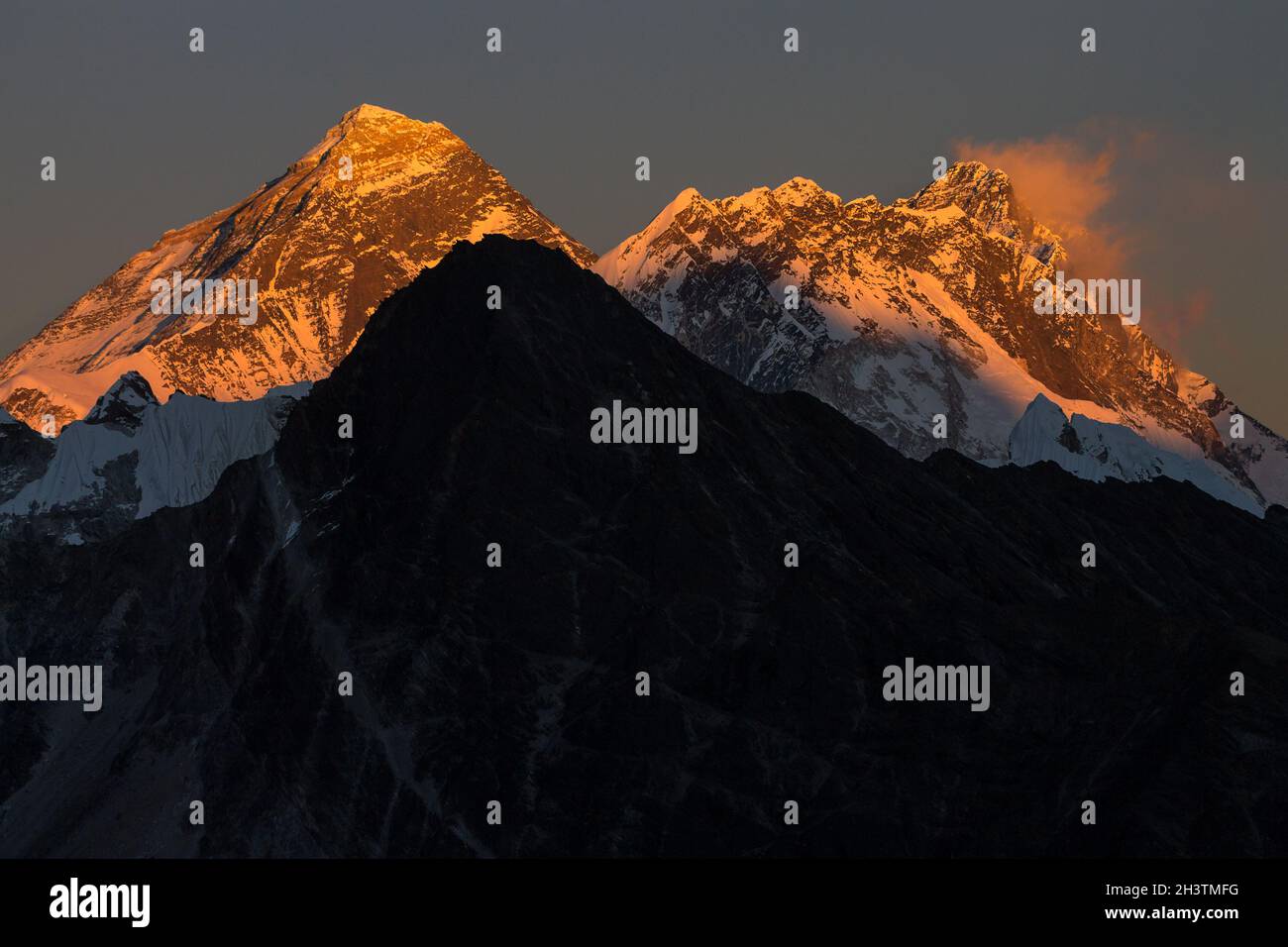 Monte Everest e Lhotse al tramonto. Vista da Gokyo Ri. Solukhumbu, Nepal. Foto Stock