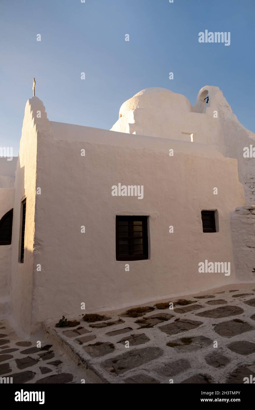 Isola di Mykonos famosa vecchia chiesa, Panagia Paraportiani all'alba. CICLADI, Grecia. Cappella greca, simbolo di religione cristiana ortodossa, landmar turistico Foto Stock