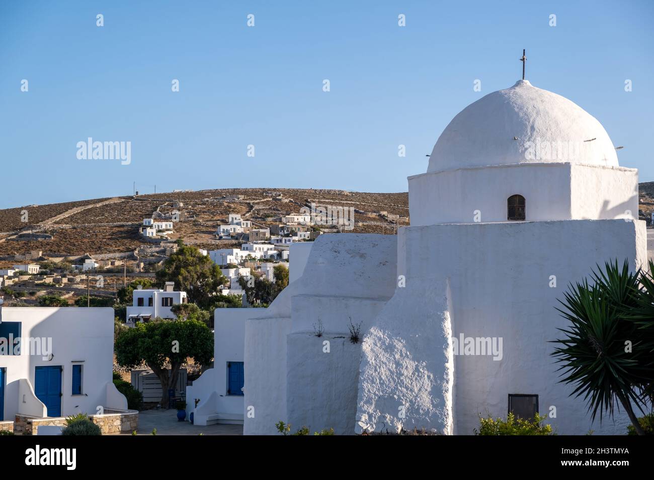 Isola FOLEGANDROS, chiesa greco-ortodossa cupola bianca nella città di Chora. Grecia, Cicladi. Vecchia cappella, cielo blu chiaro sfondo. Foto Stock