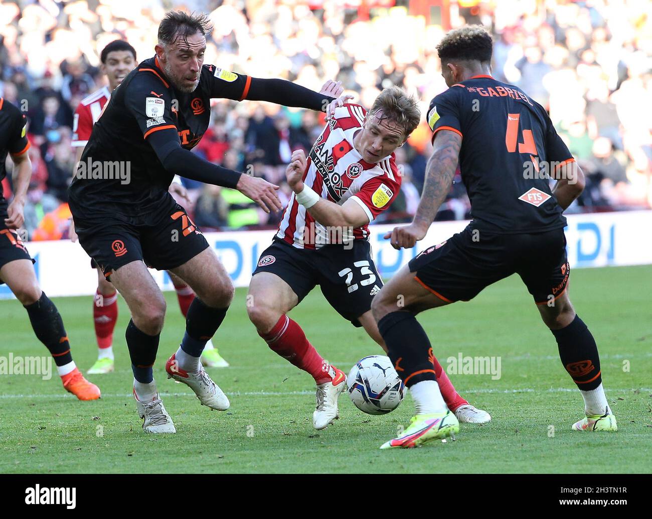 Sheffield, Regno Unito. 30 ottobre 2021. Ben Osborn di Sheffield Utd cerca di stringere tra Richard Keogh e Jordan Lawrence-Gabriel di Blackpool durante la partita del campionato Sky Bet a Bramall Lane, Sheffield. Il credito dovrebbe essere: Alistair Langham / Sportimage Foto Stock