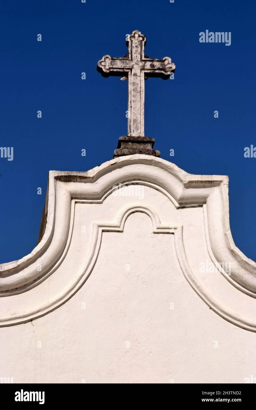 Cresta tipica sul tetto di una chiesa portoghese - dettaglio Foto Stock