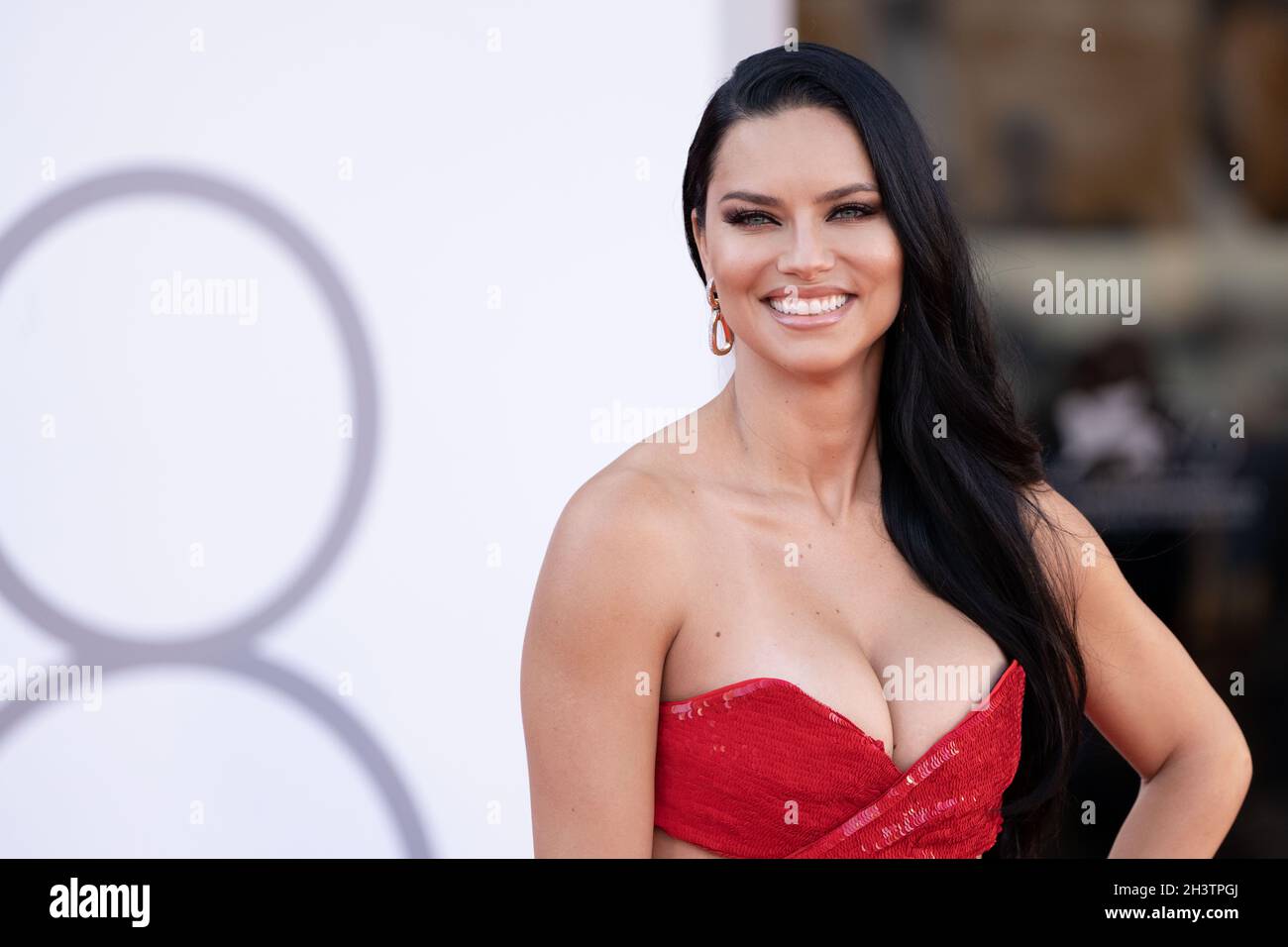 Lido di Venezia, Italia - Adriana Lima partecipa al Red carpet Venice Film Festival 2021 Foto Stock