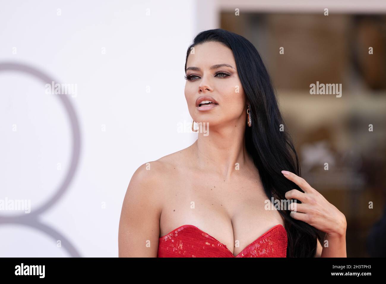 Lido di Venezia, Italia - Adriana Lima partecipa al Red carpet Venice Film Festival 2021 Foto Stock