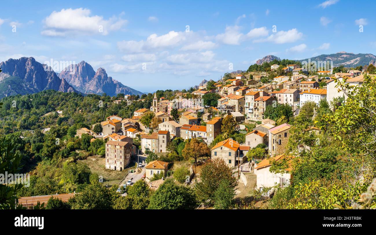 Paesaggio con Evisa, villaggio di montagna nel dipartimento Corse-du-Sud dell'isola di Corsica, Francia Foto Stock