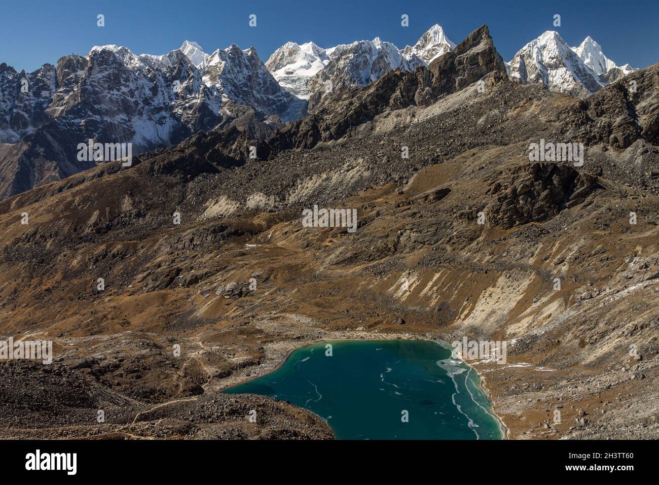 Cime di Rolwaling Himal e lago Angladumba Foto Stock