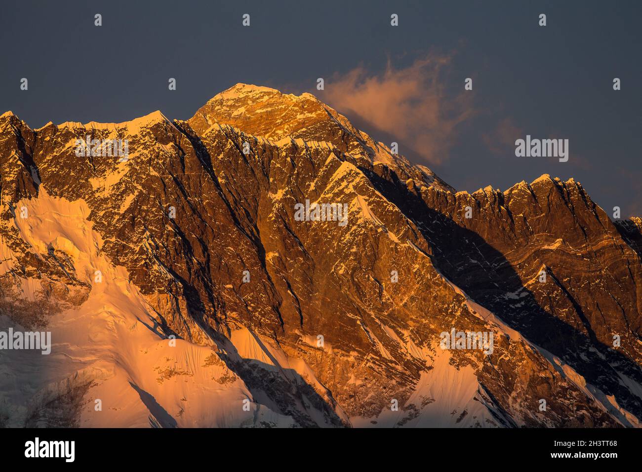 Mt. Everest che sorge sopra la Nuptse-Lhotse Ridge al tramonto. Vista da Deboche. Foto Stock