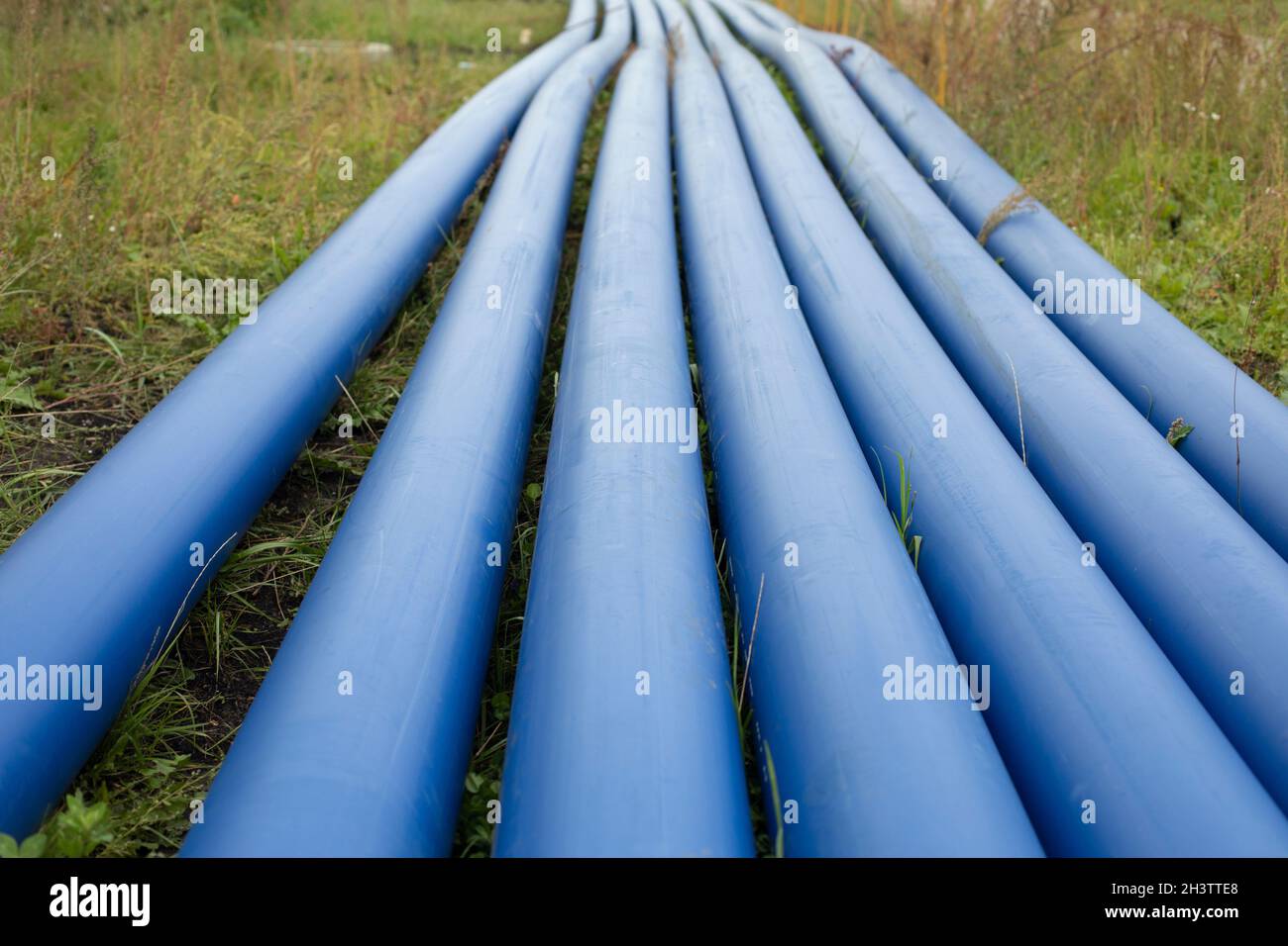 Tubi in plastica blu. Tubi flessibili per fognatura. Posa di tubi di  riscaldamento. Comunicazioni industriali Foto stock - Alamy