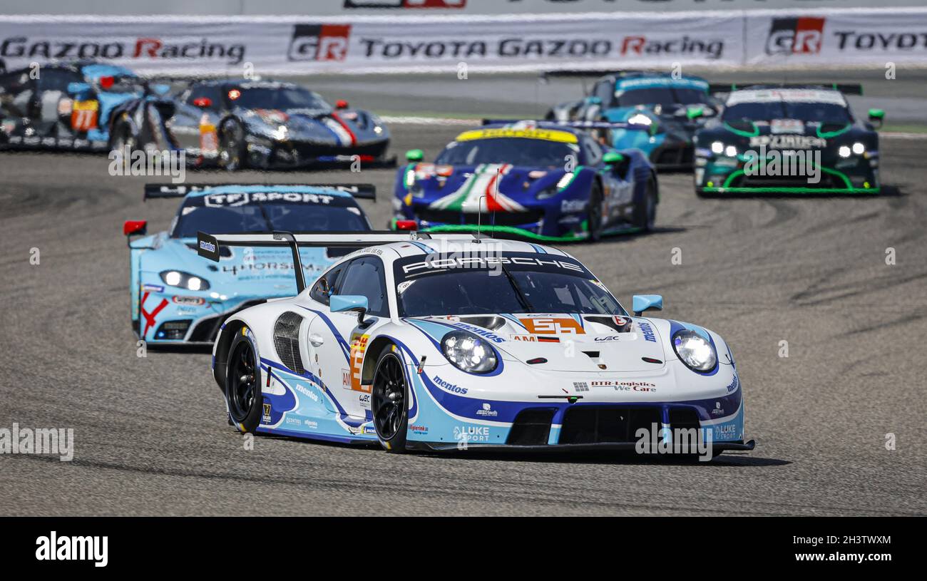 56 Perfetti Egidio (NOR), Cairoli Matteo (ita), Pera Riccardo (ita), Team Project 1, Porsche 911 RSR - 19, action56 Perfetti Egidio (NOR), Cairoli Matteo (ita), Pera Riccardo (ita), Team Project 1, Porsche 911 RSR - 19, azione durante la 6 ore del Bahrain, 5° round del FIA World Endurance Championship 2021, FIA WEC, sul circuito Internazionale del Bahrain, dal 28 al 30 ottobre 2021 a Sakhir, Bahrain - Foto: Francois Flamand/DPPI/LiveMedia Foto Stock