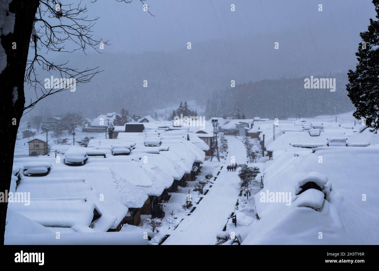 Ouchi-Juku, un distretto di edifici preservati con tetto di paglia a Shimogo, Prefettura di Fukushima, Giappone. Foto Stock