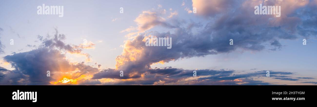 Sfondo naturale del colorato cielo panoramico, durante il tramonto Foto Stock