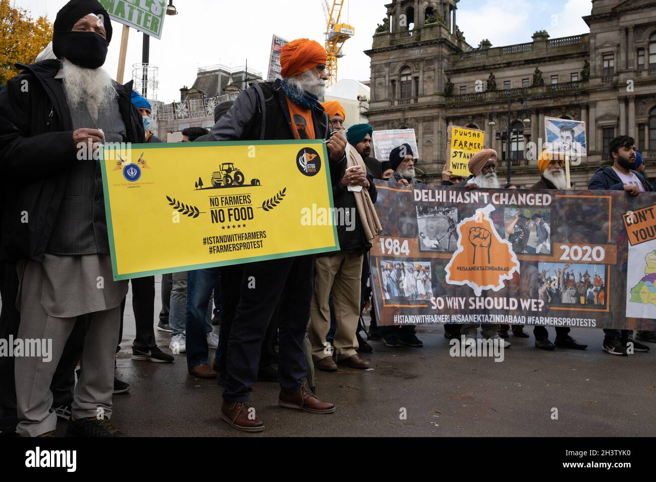 Glasgow, Regno Unito. Manifestazione contro il primo Ministro Narendra modi dell'India, a George Square, vicino alla 26a Conferenza delle Nazioni Unite sui cambiamenti climatici, nota come COP26, a Glasgow, Regno Unito, il 30 ottobre 2021. . Photo credit: Jeremy Sutton-Hibbert/Alamy Live News. Foto Stock