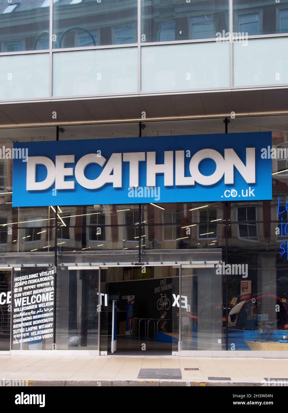 Insegna e logo sopra l'entrata di un abbigliamento sportivo decathlon nel negozio del centro di leeds Foto Stock