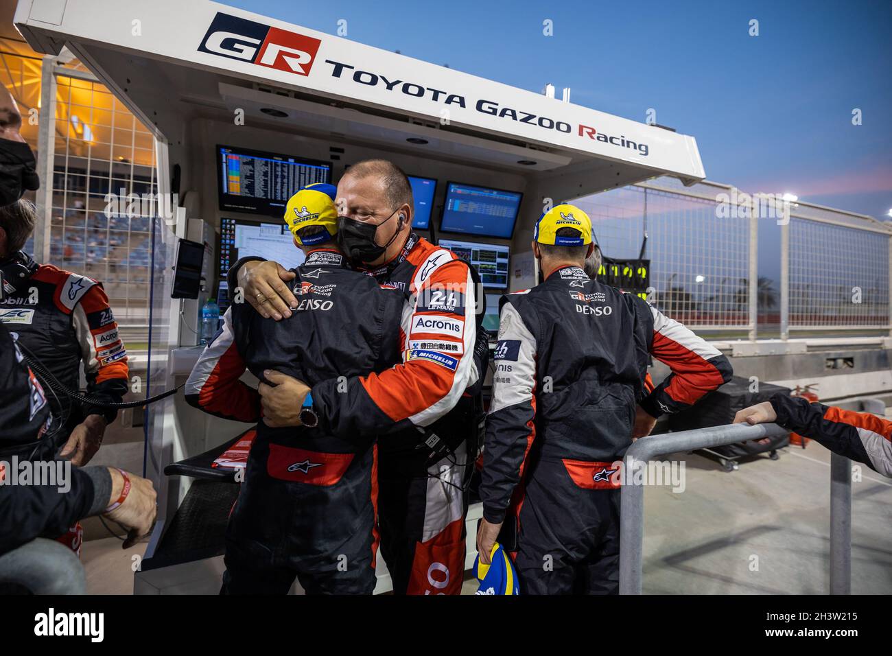 Conway Mike (gbr), Toyota Gazoo Racing, Toyota GR010 - Hybrid, ritratto Lopez Jose Maria (arg), Toyota Gazoo Racing, Toyota GR010 - Hybrid, ritratto celebrazione della gioia per Toyota Gazoo Racing, Toyota GR010 - Hybrid, azione durante la 6 ore del Bahrain, 5° round del FIA World Endurance Championship 2021, FIA WEC, sul circuito Internazionale del Bahrain, dal 28 al 30 ottobre 2021 a Sakhir, Bahrain - Foto: Germain Hazard/DPPI/LiveMedia Foto Stock