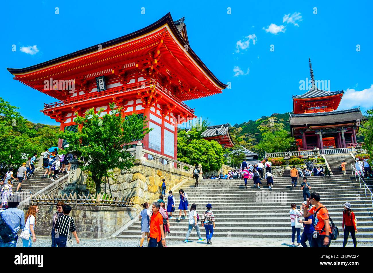 Kyoto, Giappone – 21 maggio 2016 : la porta rossa principale del tempio Kiyomizu-dera di Kyoto. Questo tempio è un sito patrimonio dell'umanità dell'UNESCO. Foto Stock