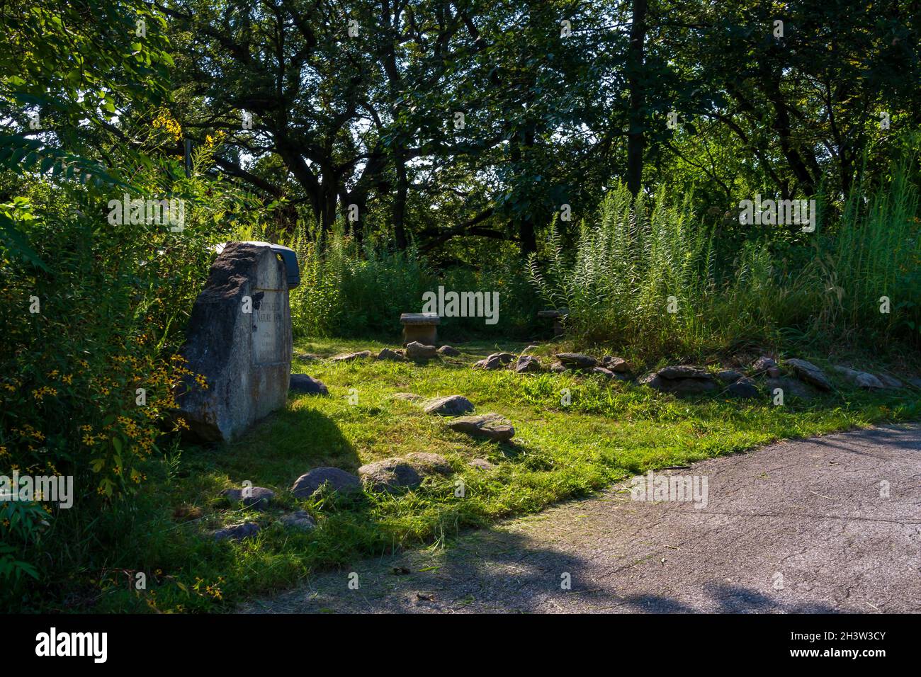 La luce del sole e l'ombra invitano gli escursionisti a raggiungere il sentiero Rothchild Nature Trail nel Southwoods Park, West Des Moines, Iowa. Foto Stock