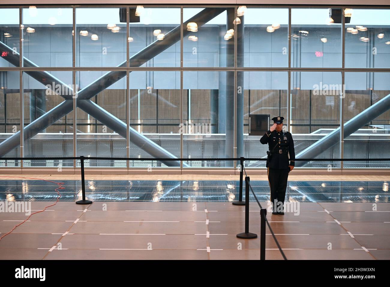 New York, Stati Uniti. 29 ottobre 2021. Un ufficiale di NYPD sta salutando alla parte posteriore dell'auditorium durante l'inno nazionale durante la cerimonia della medaglia di NYPD all'accademia di polizia di NYPD nel distretto di Queens, NY, 29 ottobre 2021. Medaglia d'onore sono stati assegnati postumamente ai membri della famiglia di ufficiali di NYPD che erano morti e medaglie per servizio distinto sono stati dati agli ufficiali di polizia di NY riconosciuti per il loro servizio e il coraggio. (Foto di Anthony Behar/Sipa USA) Credit: Sipa USA/Alamy Live News Foto Stock