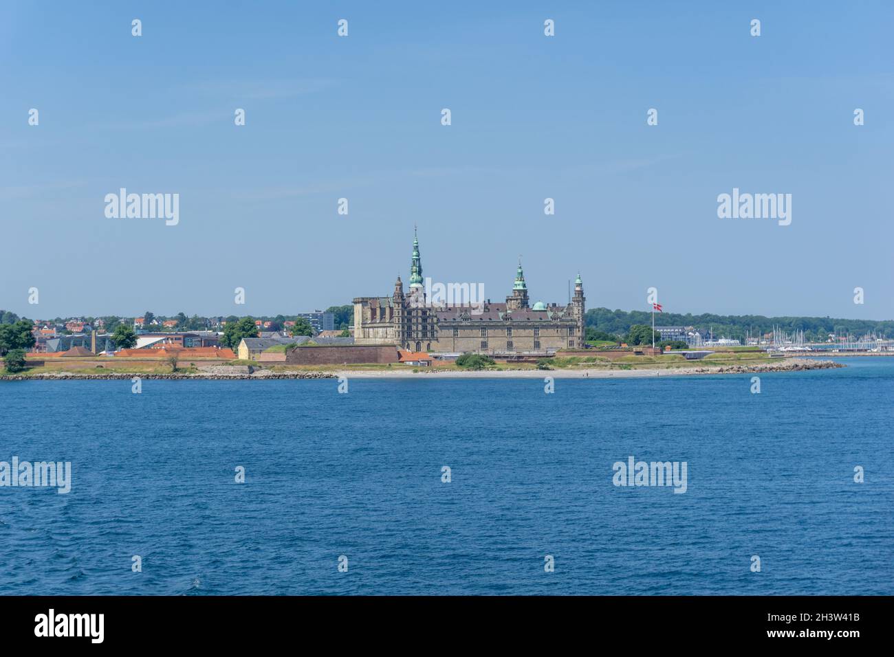 Vista sul Castello di Kronborg sulla costa del Mar Baltico a Helsingor Foto Stock