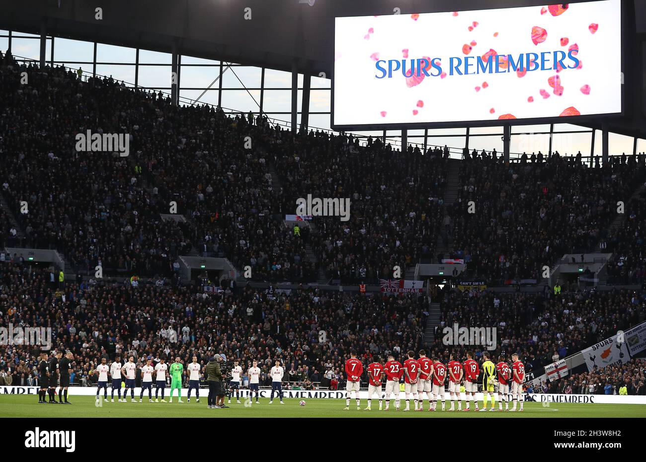 Londra, Inghilterra, 30 ottobre 2021. I giocatori del Tottenham e del Manchester United osservano un minuto di silenzio rispetto al Remembrance Day durante la partita della Premier League al Tottenham Hotspur Stadium di Londra. Il credito d'immagine dovrebbe leggere: Paul Terry / Sportimage Foto Stock